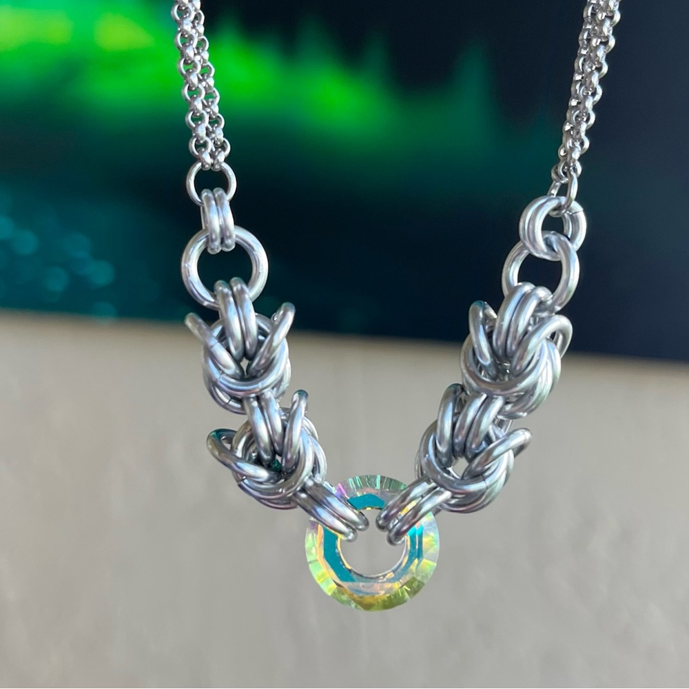 Handmade maille choker necklace with rainbow iridescent swarovski circle crystal - Picture 9 of 15
